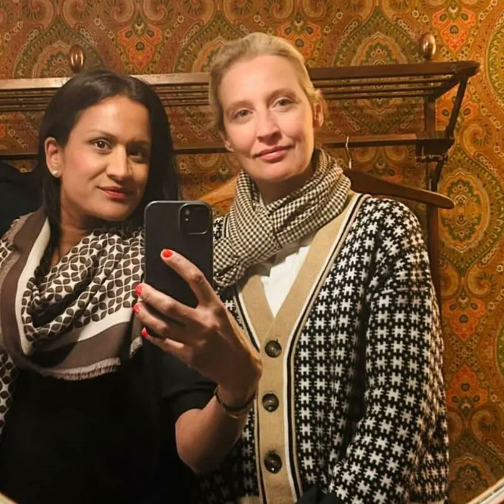Apu_elrojo's tweet photo. Las contradicciones de Alice Weidel, líder de AfD en Alemania:  

⭕️Está en contra de los homosexuales; es lesbiana. 
⭕️Está en contra de la inmigración; su pareja es inmigrante. 
⭕️Está en contra de que los homosexuales adopten; tiene 2 hijas adoptadas. 
⭕️Va de patriota alemana; vive en Suiza.

Insuperable.