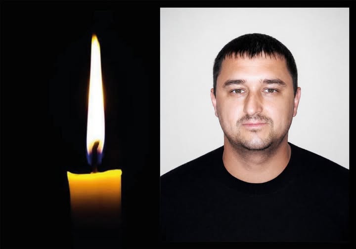 pogrebeckij's tweet photo. АрселорМіттал Кривий Ріг
 У лікарні помер наш колега Максим Коник, що зазнав поранень під час атаки на підприємство.
З величезним сумом повідомляємо, що перестало битися серце горнового доменної печі доменного цеху № 1 «АрселорМіттал Кривий Ріг» Максима Коника, який зазнав важких поранень під час російського терористичного удару по нашому підприємству.
Удар було нанесено 16 серпня 2026 року. Як результат – тоді загинуло двоє і було поранено 18 наших працівників та підрядників.
За життя Максима боролися криворізькі лікарі. Потім його було транспортовано у місто Дніпро, до лікарні ім. Мечникова. Максима прооперували. Стан пораненого залишався критичним. На жаль, врятувати його не вдалося. Максим Коник помер о першій годині ночі з 29 на 30 серпня.
Висловлюємо щирі співчуття рідним, друзям та колегам металурга Максима Коника