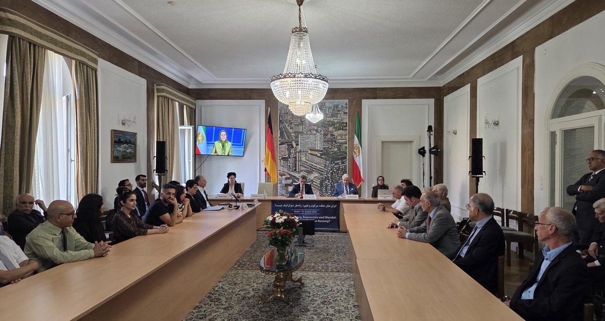 Maryam_Rajavi_F's tweet photo. Message à une conférence en Allemagne : Soutien à la solution démocratique en Iran

Le régime est engagé dans une guerre pour sa survie et ne peut changer cette situation létale, il tente donc de la camoufler. La stratégie du régime pour empêcher son renversement consiste à exécuter des membres des Moudjahidine du peuple et des personnes arrêtées pendant le soulèvement, à maintenir un climat de guerre et à maintenir ses agents dans les rues.

Mais, dans le camp du peuple iranien et de sa résistance, malgré la répression du régime, la résistance et la contestation s'amplifient. Les activités des unités de résistance contre la répression se poursuivent au quotidien.

Dans plus de 60 prisons du pays, des détenus protestataires observent une grève de la faim chaque mardi dans le cadre du mouvement « Non aux exécutions ».
Ouvriers, retraités, infirmières et victimes de spoliations descendent dans la rue. Ils scandent avec courage : « Assez de bellicisme, notre table est vide !»
#StopExecutionsInIran
