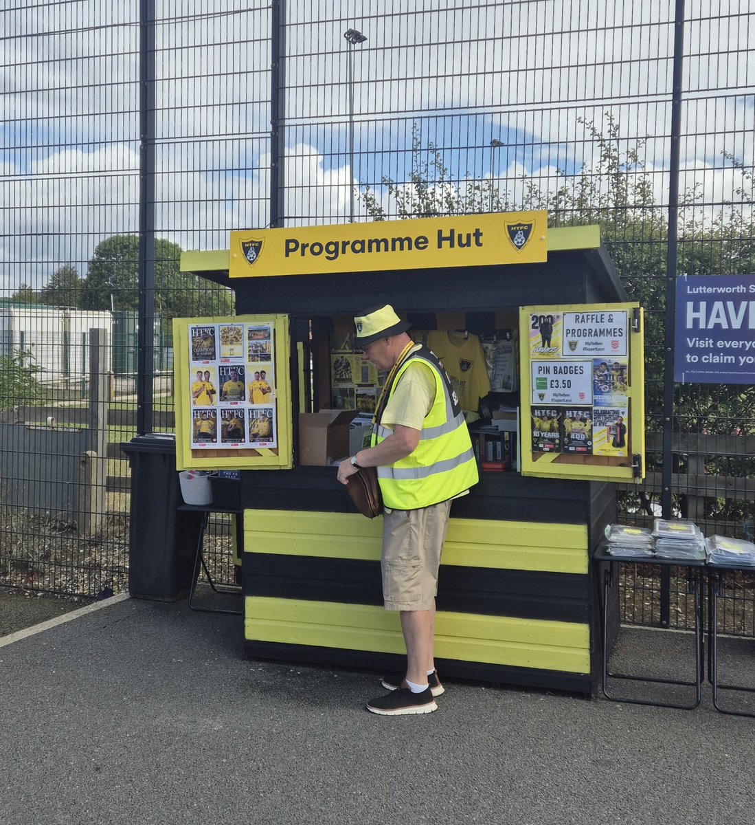 Nickthebee36's tweet photo. @HarbTownFC v @MarineAFC today in the NLN. Entertaining game with the visitors taking an early lead before the hosts levelled before half time and then scored a late winner. On balance a deserved win for Harborough. Final score 2-1 in front of 1255 @NonLeagueCrowd @NLprogs https://t.co/HxK6wJMgd0