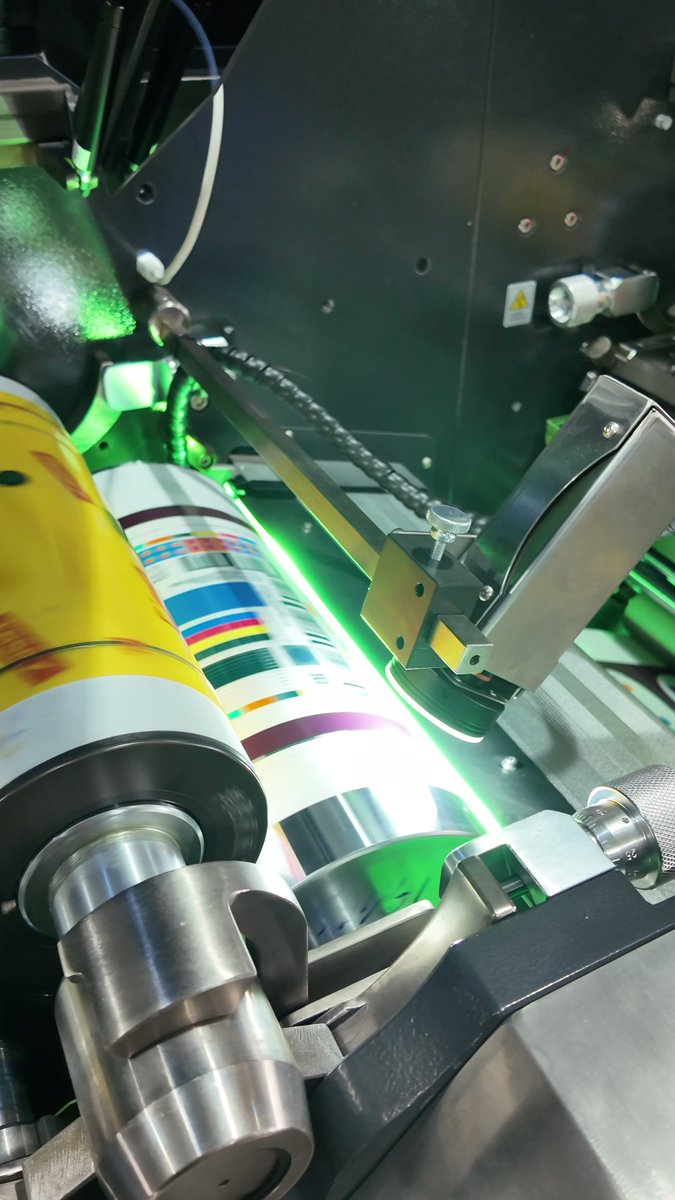 HongSheng10888's tweet photo. Real-time automatic deviation correction, lock register accuracy at high-speed printing and cut waste loss.
#PrintRegister #Flexographic #PrintEquipment #LabelMaker https://t.co/pIq0a1IE6k