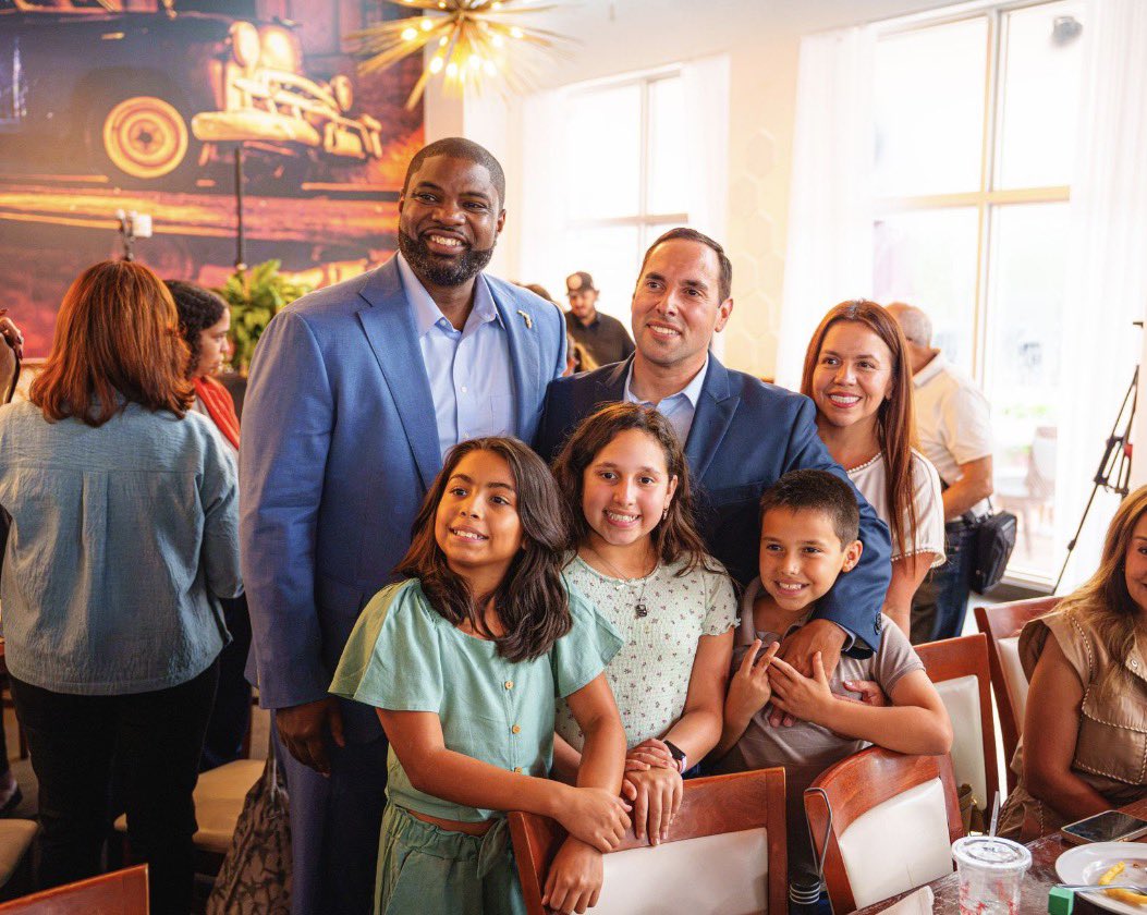 ByronDonalds's tweet photo. ¡Bienvenido a Miami! 

Thank you to Las Vegas Cuban Cuisine for hosting @bryanavilafl and me and giving us the opportunity to share our message with the Doral community.

So many in our Cuban, Venezuelan, Colombian, Peruvian, and other Hispanic communities know firsthand what freedom means — and why we can never take it for granted here in Florida.