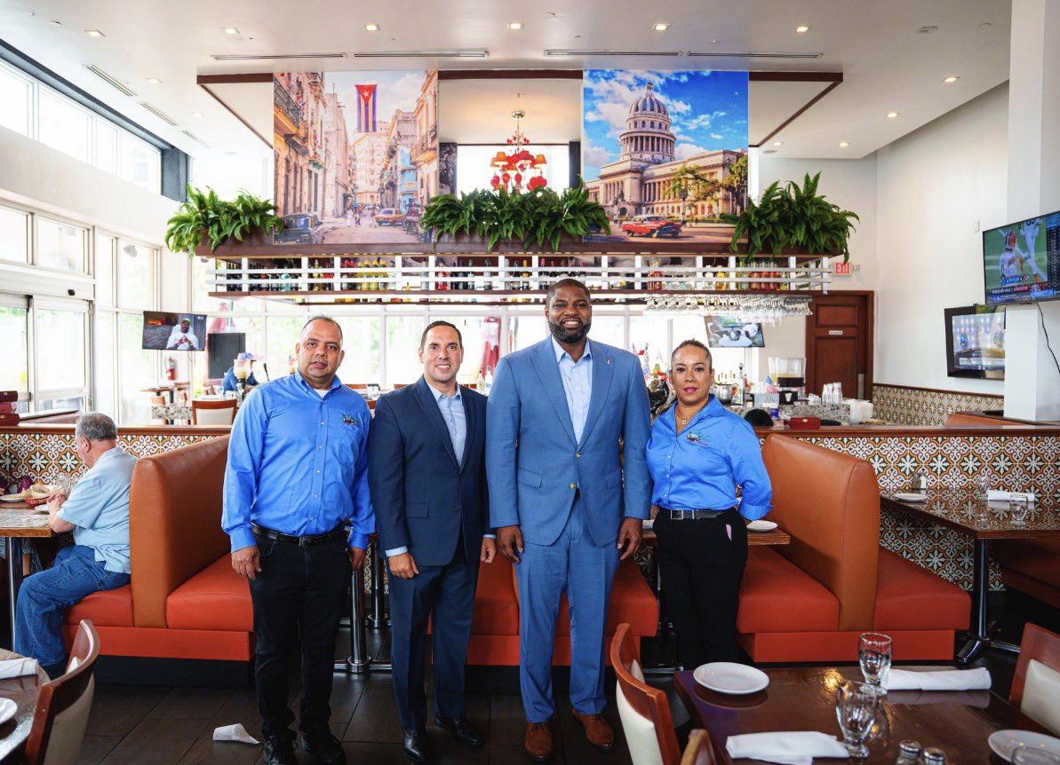 ByronDonalds's tweet photo. ¡Bienvenido a Miami! 

Thank you to Las Vegas Cuban Cuisine for hosting @bryanavilafl and me and giving us the opportunity to share our message with the Doral community.

So many in our Cuban, Venezuelan, Colombian, Peruvian, and other Hispanic communities know firsthand what freedom means — and why we can never take it for granted here in Florida.