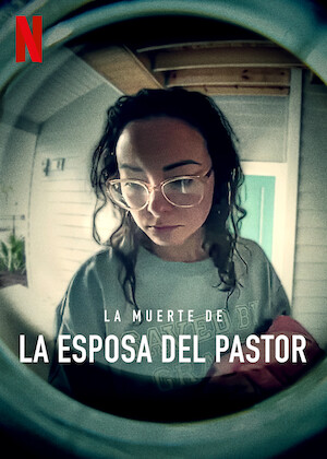 JonathanMurciaD's tweet photo. Antier intenté verme con mi esposa este documental sobre un caso en una comunidad de fe. No pudimos terminarla, pero me dejó pensando en lo atractiva que puede ser la iglesia para los narcisistas. Por ejemplo, las características de un narcisista son principalmente:

• Necesidad intensa de admiración y reconocimiento.
• Sentido exagerado de importancia o excepcionalidad.
• Sensación de tener derecho a un trato especial.
• Necesidad de controlar o dominar las relaciones.
• Uso instrumental de otras personas para conseguir estatus, admiración, seguridad o beneficios.
• Dificultad para reconocer las necesidades de los demás.
• Reacción desproporcionada cuando su imagen queda amenazada: humillación, rabia, desprecio, victimización, etc.

Ahora, imagina una persona que puede encontrar un lugar donde:

• Pueda “interpretar la voluntad de Dios”.
• Enseñar y tener autoridad sobre otros
• Recibir respeto y admiración.
• Ocupar una posición de autoridad.
• Construir una comunidad alrededor de su persona.

En mi caminar como cristiano he conocido personas liderando iglesias que se la pasan predicando sobre la humildad, utilizando un lenguaje teológico profundamente piadoso, hablando de servicio, sacrificio y entrega, pero que, en la práctica, parecen necesitar que todo gire alrededor de ellos.

Y aquí creo que la iglesia tiene que tener mucho cuidado, empezando por nosotros mismos. Porque sería muy fácil leer todo esto y pensar en el pastor que conocemos, en el líder, creador de contenido que nos cae mal o en aquella persona que claramente tiene un ego enorme. Pero la pregunta más incómoda es: ¿qué pasa si el narcisismo también puede crecer dentro de mí mientras creo que estoy sirviendo a Dios?

Porque el liderazgo cristiano puede ser un lugar peligrosísimo para un ego que no ha sido confrontado. Puedes empezar sirviendo y terminar necesitando ser servido. Puedes empezar predicando a Cristo y terminar construyendo una plataforma alrededor de tuyo. Puedes hablar de humildad mientras, silenciosamente, necesitas que te admiren, que te consulten, que te obedezcan y que nadie cuestione tus decisiones.

Por eso creo que la iglesia no solamente tiene que cuidar a las personas de los malos líderes. La iglesia tiene que cuidar a sus propios líderes de sí mismos.

Necesitamos comunidades donde un pastor pueda ser cuestionado sin ser tratado como un enemigo. Donde un líder pueda decir “no sé”, “me equivoqué” o “necesito ayuda” sin sentir que está perdiendo autoridad. Donde existan otros líderes capaces de confrontarnos cuando empezamos a cruzar límites. Donde no se idolatre el carisma, el conocimiento bíblico, el éxito ministerial o el tamaño de una congregación.

Necesitamos amigos que tengan suficiente confianza para decirnos: “Creo que estás equivocado”. Necesitamos hermanos que conozcan nuestras cargas, nuestras tentaciones y nuestras debilidades, y que puedan preguntarnos no solamente cómo está la iglesia, sino cómo estamos nosotros.

Porque el ministerio también puede convertirse en una manera muy sofisticada de esconderse de uno mismo.

Y quizá una iglesia sana no es aquella donde nunca aparece el abuso de poder, sino aquella que ha construido una cultura donde el poder puede ser cuestionado, donde los líderes rinden cuentas y donde nadie está demasiado arriba como para necesitar que otros le ayuden a llevar sus cargas.

Al final, cuidar la iglesia también significa cuidar el corazón de quienes la lideramos.

Tenemos que estar alerta de los lobos, sí. Pero también tenemos que estar alerta de lo que puede crecer dentro de nosotros mientras cuidamos el rebaño. Porque nadie está por encima de la necesidad de ser confrontado, pastoreado y llevado por otros. Ni siquiera el pastor.