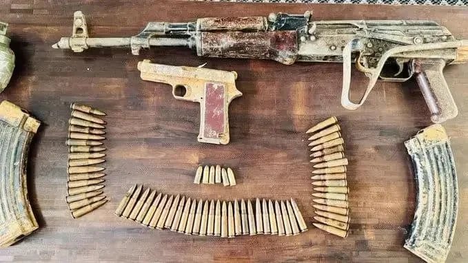 ThtKashmiriGuy's tweet photo. Apple orchards in Kashmir being used to hide arms and ammunition.

A second such hideout busted in the last two weeks.

Let this sink in

• 1 AK-47 rifle
• 2 AK-47 magazines
• 60 rounds of 7.62 mm ammunition
• 1 pistol
• 1 hand grenade
• 6 rounds of 9 mm ammunition https://t.co/oq89kvSLD4