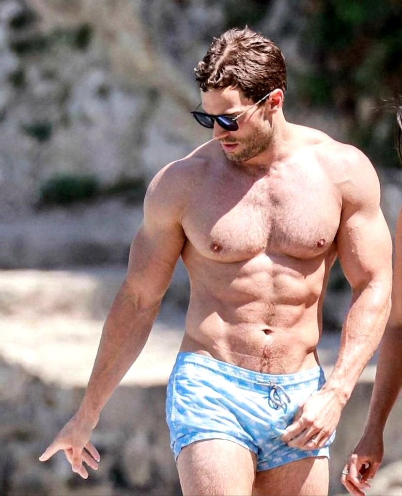 Emmanue09602758's tweet photo. Jamie Dornan caught enjoying a shirtless day in the sun, looking effortlessly fit and relaxed. https://t.co/oXjDNJsREQ
