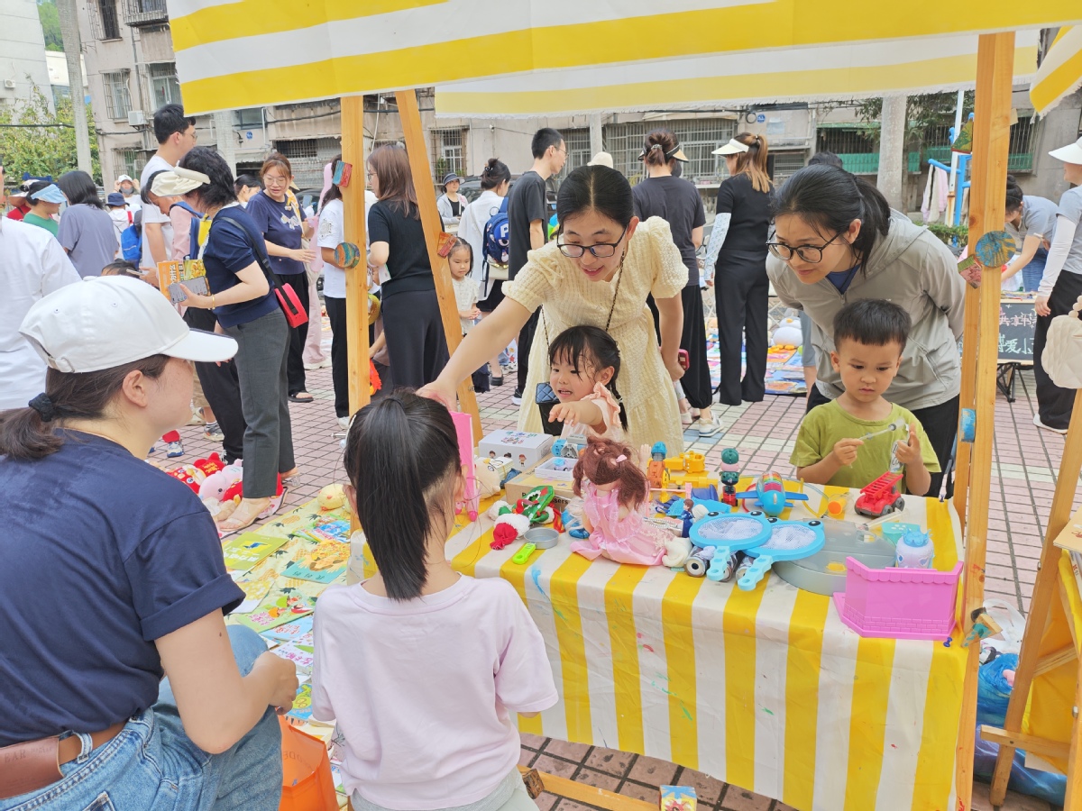 LylaRoyceml's tweet photo. Este sábado, ven a nuestra comunidad para una feria de intercambio de libros, juegos para nios y café gratuito! Nos reunimos en el parque central a las 10 de la maana - no te lo pierdas! https://t.co/WohqoNwohT