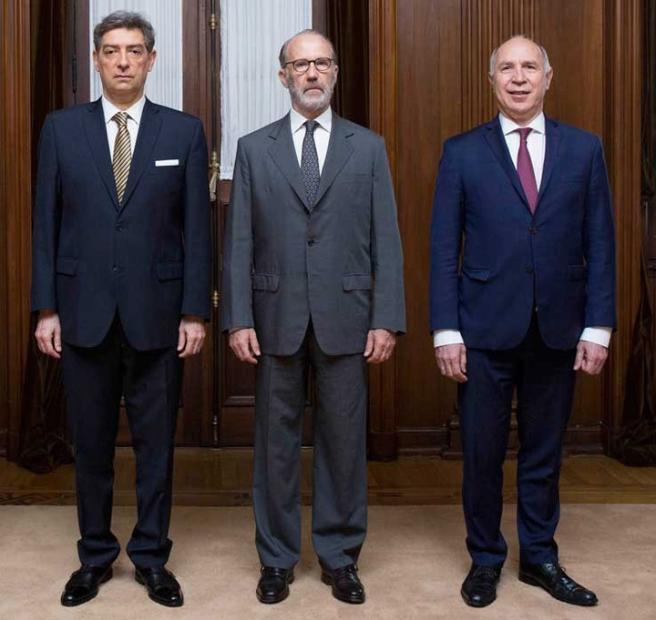 clarincom's tweet photo. LA CORTE ORDENÓ A MISIONES PARAR DE COBRARLE A LAS MARÍAS ADELANTOS DE INGRESOS BRUTOS POR EL EQUIVALENTE DE 307 AÑOS DE ESE IMPUESTO

La Corte Suprema ordenó a Misiones suspender los anticipos de Ingresos Brutos que le cobra a Las Marías mientras se resuelve el juicio. La empresa sostiene que le exigen pagos a cuenta por $7.171 millones al año, frente a una obligación impositiva estimada en apenas $23,3 millones.

Eso equivale, según la firma yerbatera, al 30.718% del impuesto que finalmente debería pagar. Las Marías afirma además que el sistema le genera saldos a favor que no puede recuperar.

La Corte declaró que el caso es de su competencia porque deberá determinar si Misiones excedió su potestad tributaria y afectó el comercio entre provincias. Mientras tanto, la provincia deberá garantizar que bancos y agentes de retención dejen de aplicar esos adelantos.

(+) en Clarín: https://t.co/d4jYRmUL7n
