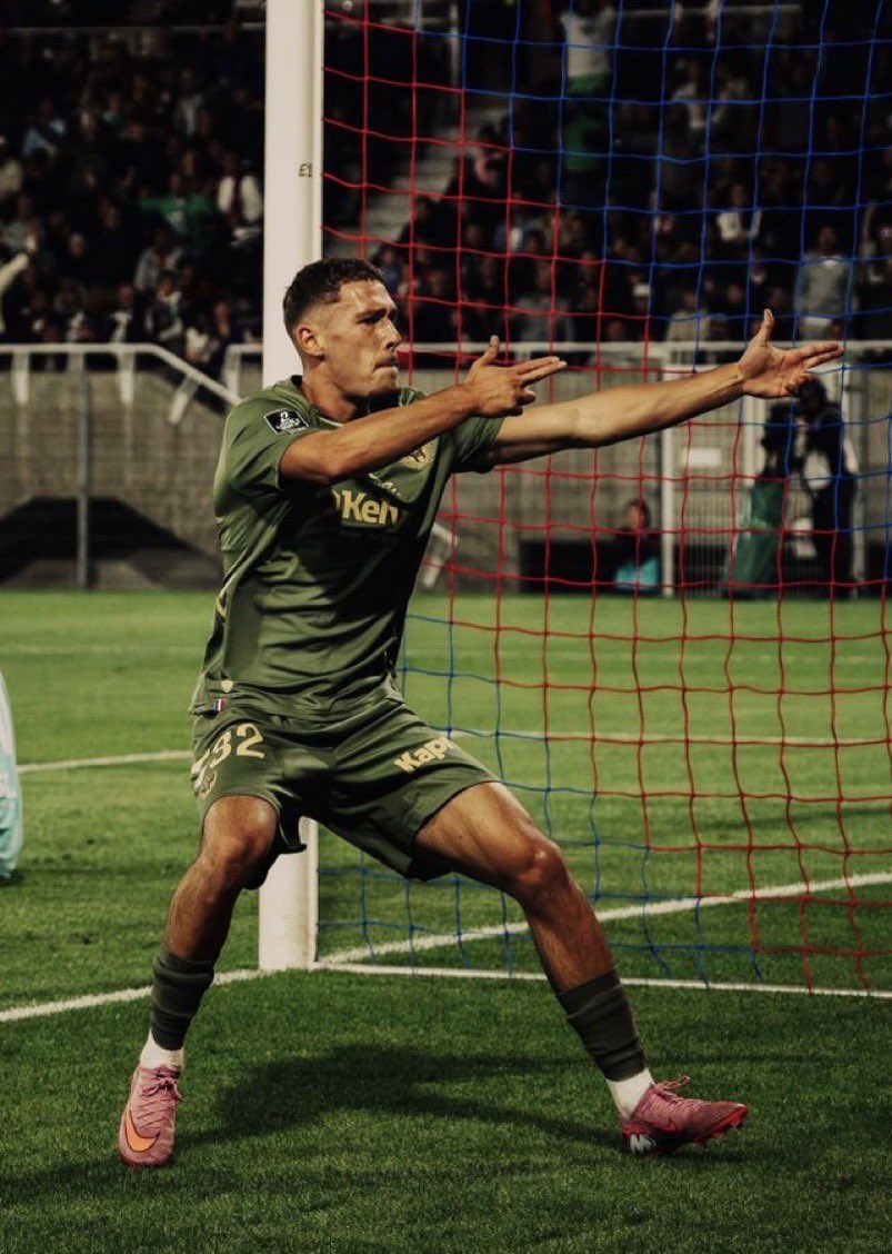 XWorldTransfers's tweet photo. 🚨 Lucas Stassin close to signing with Sevilla. 

🟢 Discussions are advanced between AS Saint-Etienne and the Andalusian club for the loan of the Belgian striker. 💣 

@SevillaFC_ENG https://t.co/O9o5g1Eebh
