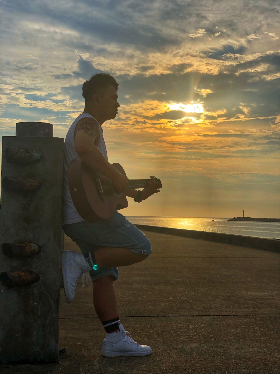 MariaLockebw's tweet photo. La guitarra acústica suave crea un momento tranquilo y cálido para disfrutar cada nota del atardecer, perfecto para desconectar un rato.， https://t.co/dsPG72gxIb