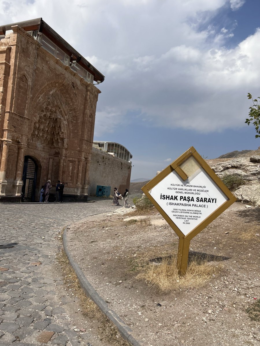 salihaaaky's tweet photo. Taşın, tarihin ve manzaranın aynı yerde buluştuğu İshak Paşa… 🏛️ #ishakpaşa #agrı https://t.co/HVOMZaHkAM
