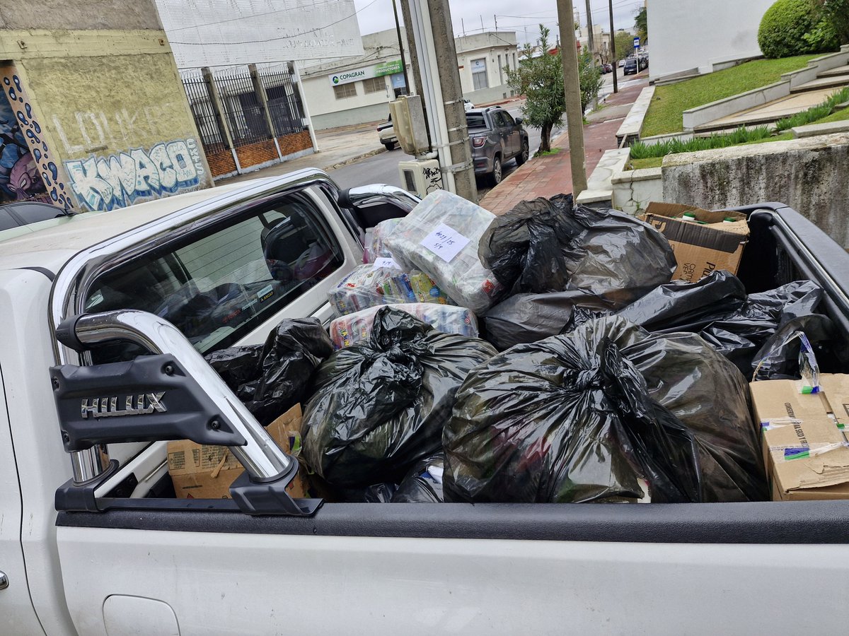 AduanaURU's tweet photo. Aduanas realizó donaciones para personas afectadas por las inundaciones del rio Uruguay https://t.co/dqPoovcywM https://t.co/vf90RxOJDf