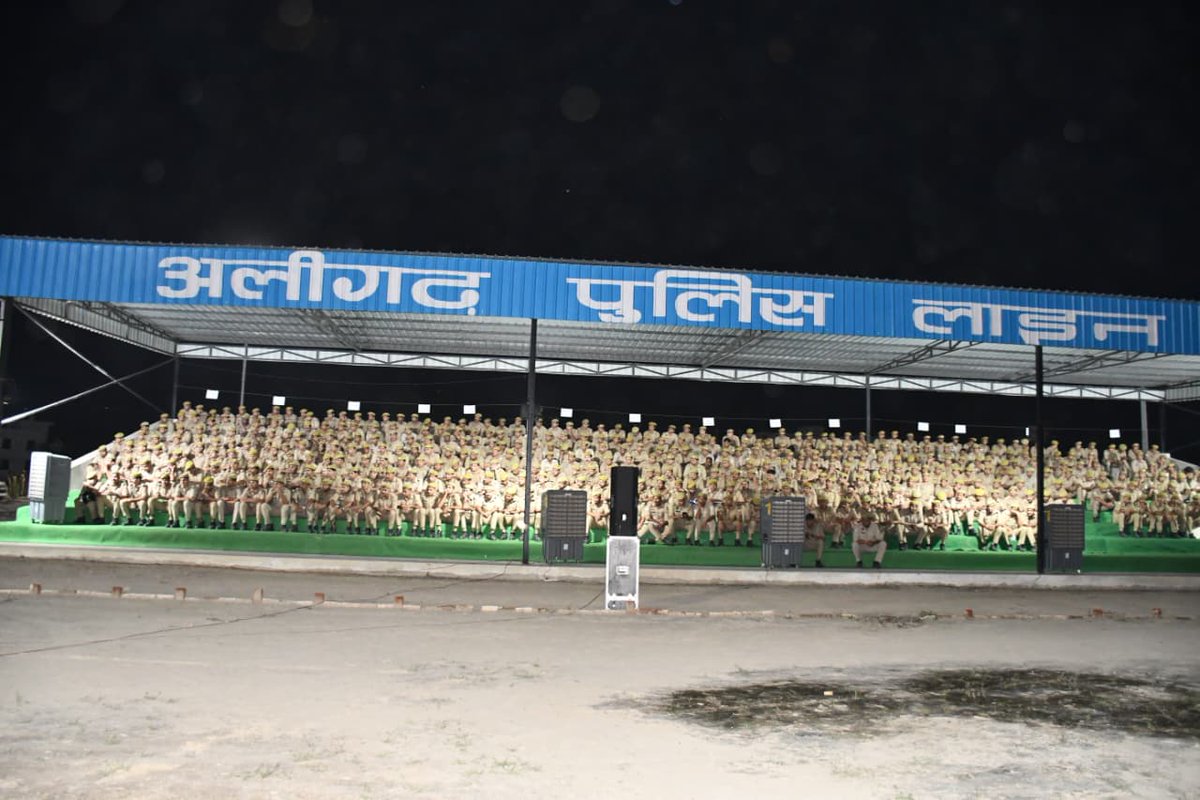 aligarhpolice's tweet photo. #AligarhPolice 
वरिष्ठ पुलिस अधीक्षक द्वारा बीट पुलिसिंग को सुदृढ़ बनाने हेतु बीट आरक्षियों के साथ छेरत पुलिस लाइन में की गई गोष्ठी~

"जनपद में कुल 1018 बीट (नगर-459, देहात-559) के माध्यम से प्रभावी बीट पुलिसिंग व्यवस्था संचालित की जा रही है.."

सभी बीट आरक्षियों को निर्देशित किया गया कि वे आमजन की समस्याओं को गंभीरता से सुनें, छोटी से छोटी सूचना पर सतर्कता बरतें तथा किसी भी संदिग्ध गतिविधि की सूचना तत्काल उच्चाधिकारियों एवं थाना प्रभारी को दें ।

बीट क्षेत्र का नियमित भ्रमण करते हुए क्षेत्र के संभ्रांत व्यक्तियों, जनप्रतिनिधियों एवं स्थानीय नागरिकों से सतत संवाद बनाए रखें। साथ ही अपने क्षेत्र के अपराधियों, हिस्ट्रीशीटरों, संदिग्ध व्यक्तियों, संवेदनशील स्थानों तथा कानून-व्यवस्था से संबंधित महत्वपूर्ण बिंदुओं की अद्यतन जानकारी रखें।
#BeatPolicing #CommunityPolicing