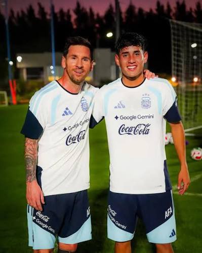 romafariass's tweet photo. No paran de llegar las malas, otro que se nos va, por que ellos barba? Descansa en paz Leo, vas a poder jugar tranquilo con nuestra joyita, cuidamelo… https://t.co/Sc1wMCkKiP