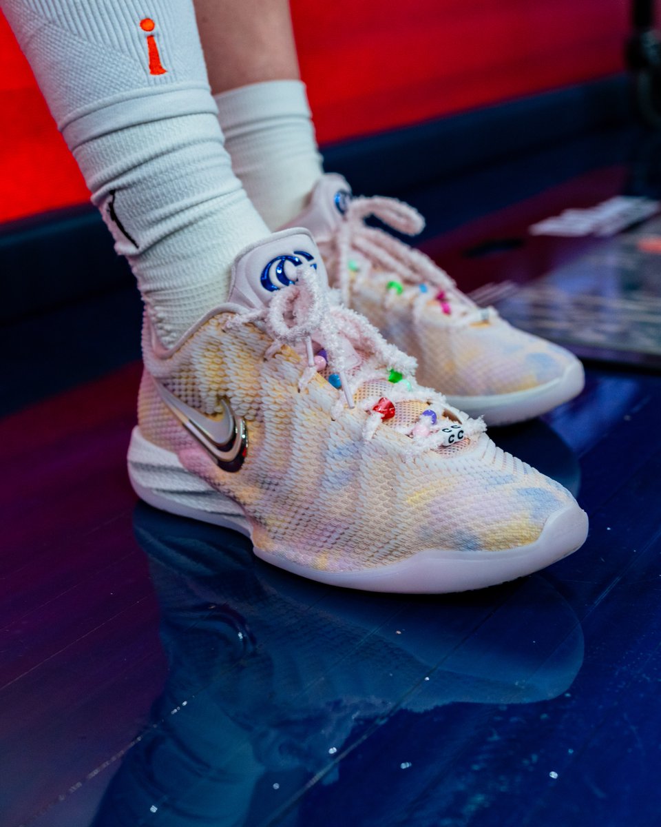 JustFreshKicks's tweet photo. Caitlin Clark's Taylor Swift friendship bracelet Nike Caitlin 1 😮‍💨 https://t.co/zE5AcaXc1h