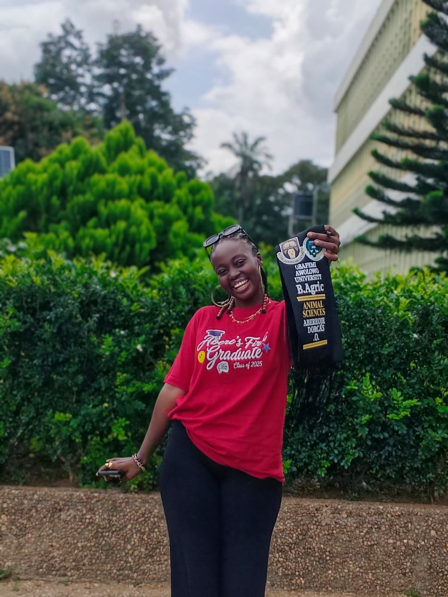 Omo_Abere's tweet photo. Undergraduate who????
Graduate joor!!!π©π
#OAUTwitter
Ps: I designed my sign out shirtπ€ https://t.co/QbcqgDNBAK