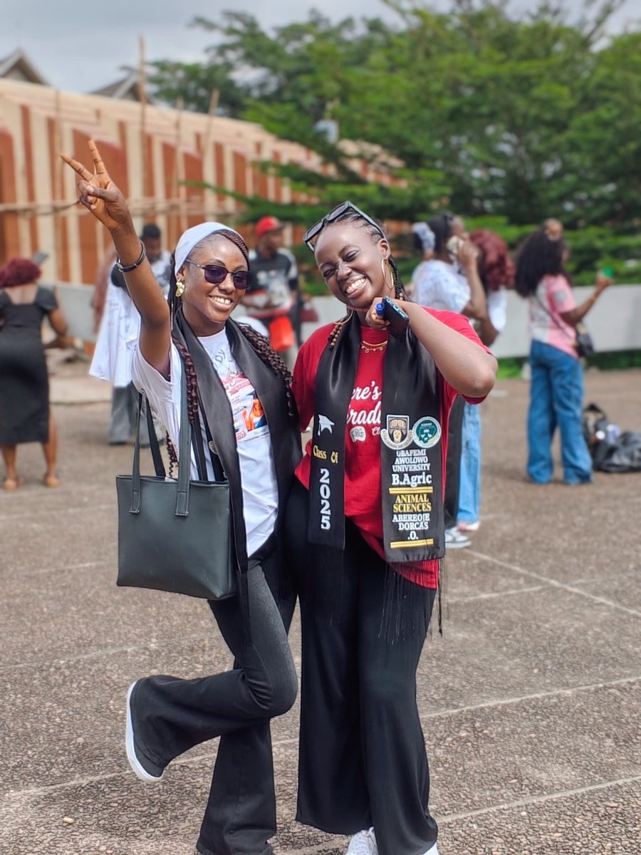Omo_Abere's tweet photo. Undergraduate who????
Graduate joor!!!π©π
#OAUTwitter
Ps: I designed my sign out shirtπ€ https://t.co/QbcqgDNBAK