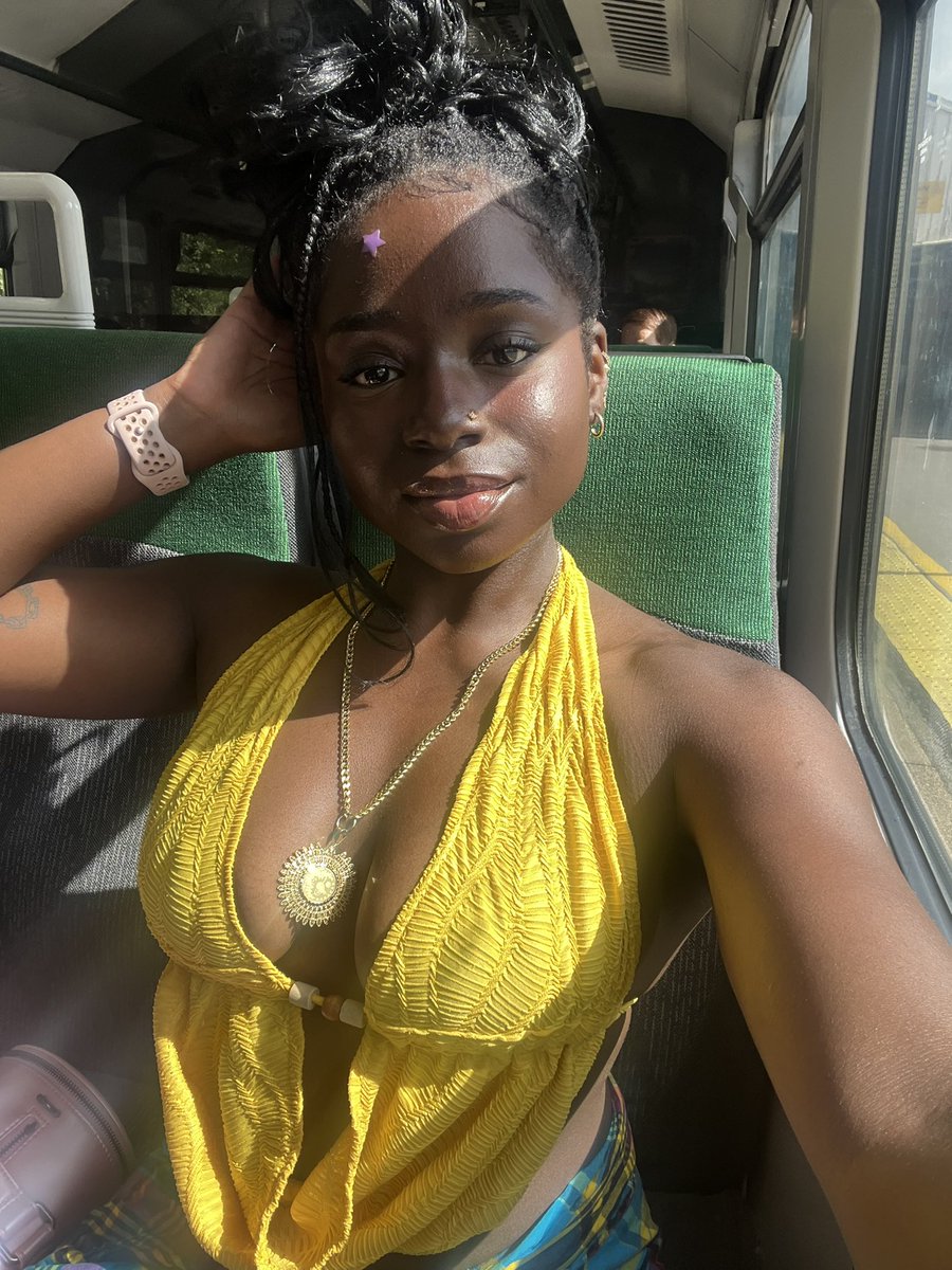 ttteecee's tweet photo. After I said I wasn’t going to attend carnival this year 😂 https://t.co/6cmL3hEtnU