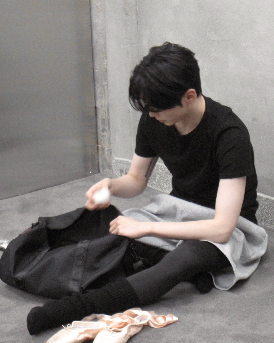 wooktulip's tweet photo. #binneul au, where zhang hao is a new ballet teacher at hanbin’s studio, and he can’t stand how hanbin keeps telling him how to train kids when he’s not even a dancer.

OR au, where hanbin quit ballet after an injury, and zhanghao makes him want to dance again. https://t.co/4RkkcI0qVL