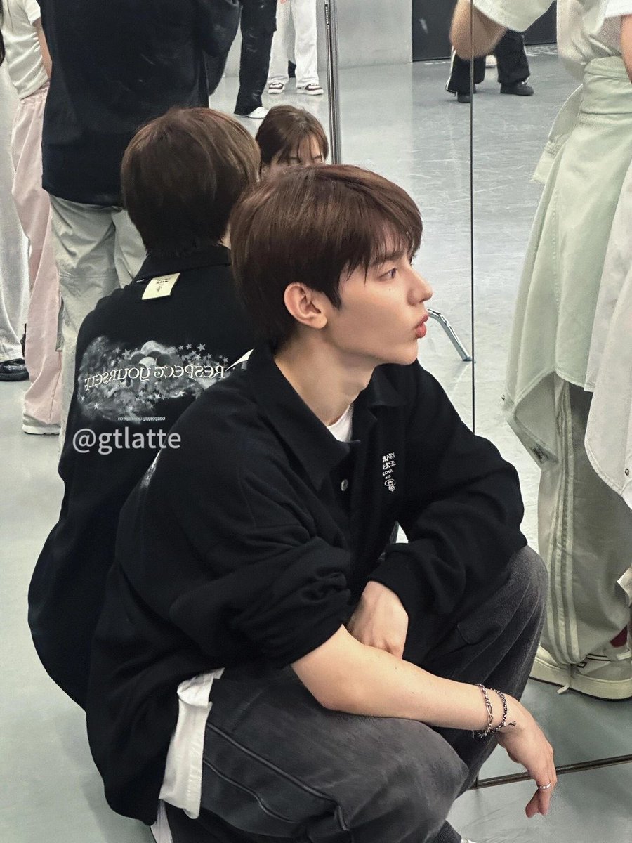 wooktulip's tweet photo. #binneul au, where zhang hao is a new ballet teacher at hanbin’s studio, and he can’t stand how hanbin keeps telling him how to train kids when he’s not even a dancer.

OR au, where hanbin quit ballet after an injury, and zhanghao makes him want to dance again. https://t.co/4RkkcI0qVL