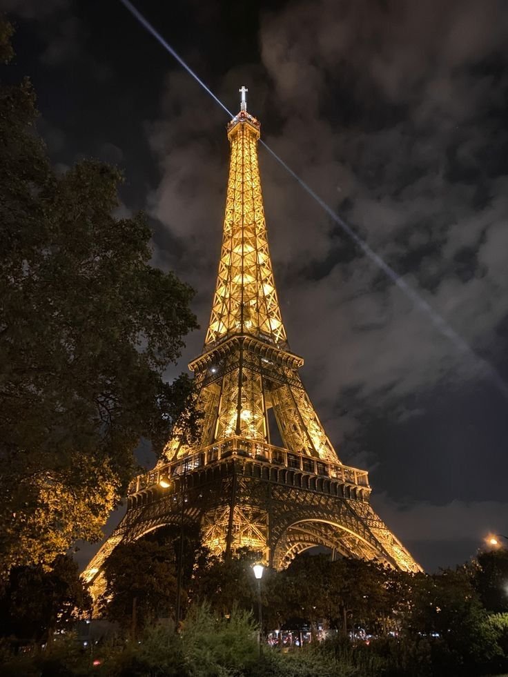 echoesofworld's tweet photo. Paris at night https://t.co/Fo5RGYJx4v