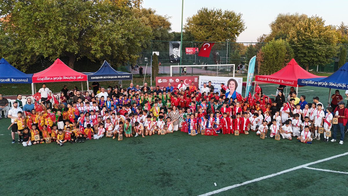 ayseunluce's tweet photo. 30 Ağustos Zafer Bayramı’ndan Eskişehir’imizin kurtuluşuna uzanan bu özel günlerde, Belediyemiz ve Eskişehir Amatör Spor Kulüpleri Federasyonu iş birliğiyle düzenlediğimiz 2. Zafer’den Kurtuluş’a Mini Minikler Futbol Şenliğimizin ödül törenini büyük bir coşkuyla gerçekleştirdik.

Sahayı dolduran ailelerimizin alkışları, minik sporcularımızın heyecanı ve mücadelesi şenliğimize ayrı bir renk kattı. Çocuklarımızın sporla, dostlukla ve takım ruhuyla büyüdüğünü görmek mutluluğumuzu daha da artırdı.

Turnuvaya katılan tüm minik sporcularımızı kutluyor; ailelerimize, antrenörlerimize, kulüplerimize ve emeği geçen herkese teşekkür ediyorum.