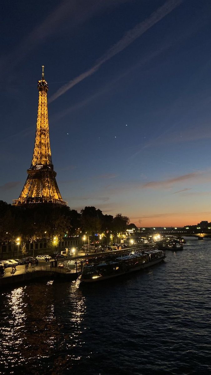 echoesofworld's tweet photo. Paris at night https://t.co/Fo5RGYJx4v