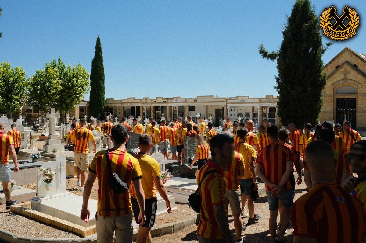 Desperdicis's tweet photo. Dissabte, aprofitant el desplaçament a Osca, vam fer una visita al cementiri de Sarinyena per retre un homenatge a Elisa García nascuda a Sant Andreu.

Infermera al front d’Aragó, va morir el 24 d’agost de 1936, víctima del feixisme. Primera miliciana morta de la Guerra Civil. https://t.co/T8VJ0cRnQj