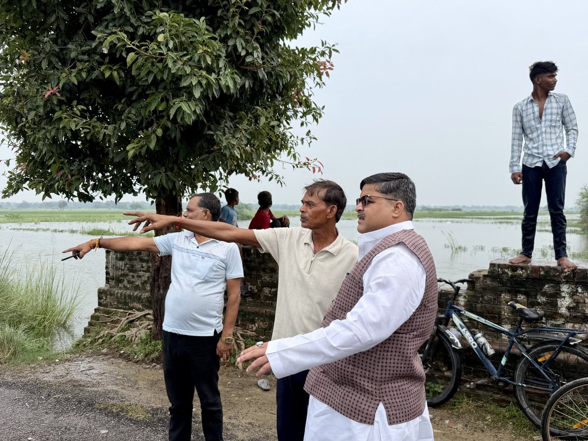 AnkitParihar9's tweet photo. परिवार क्षेत्र भगवंतनगर के अंतर्गत कटरी क्षेत्र के दर्जनों गांव जलभराव की गंभीर समस्या से ज���झ रहे हैं। आम जनजीवन प्रभावित है और खेतों में खड़ी फसलें खराब होने से किसानों की चिंताएं बढ़ रही हैं।

प्रभावित गांवों में पहुंचकर अपने परिवारजनों से उनकी परेशानी और दुख-दर्द जाना। हालात को अपनी आंखों से देखा और प्रशासनिक अधिकारियों से संपर्क कर उन्हें पूरी स्थिति से अवगत कराया। ��्रभावित परिवारों को हरसंभव सहायता मिले, इसके लिए प्रयास शुरू कर दिए हैं।

इसी बीच ग्राम छुलिहा में दीवार गिरने से स्व. रघुवीर रावत जी एवं उनके युवा पौत्र के दुखद निधन की सूचना ने मन को भीतर तक झकझोर दिया। शोकाकुल परिवारजनों के बीच पहुंचकर उनके दुःख में सहभागी बना।

एक परिवार का अपने दो अपनों को इस तरह असमय खो देना शब्दों से परे पीड़ा है। ईश्वर दिवंगत आत्माओं को शांति दें और परिवार को यह दुःख सहने की शक्ति प्रदान करें।

मेरे लिए 166–भगवंतनगर का हर परिवार अपना परिवार है। सुख में साथ होना और संकट की घड़ी में अपने लोगों के बीच खड़ा रहना ही एक परिवार के सदस्य के रूप में मेरी जिम्मेदारी है।

#166भगवंतनगर #अंकित_परिहार #समाजवादीपार्टी