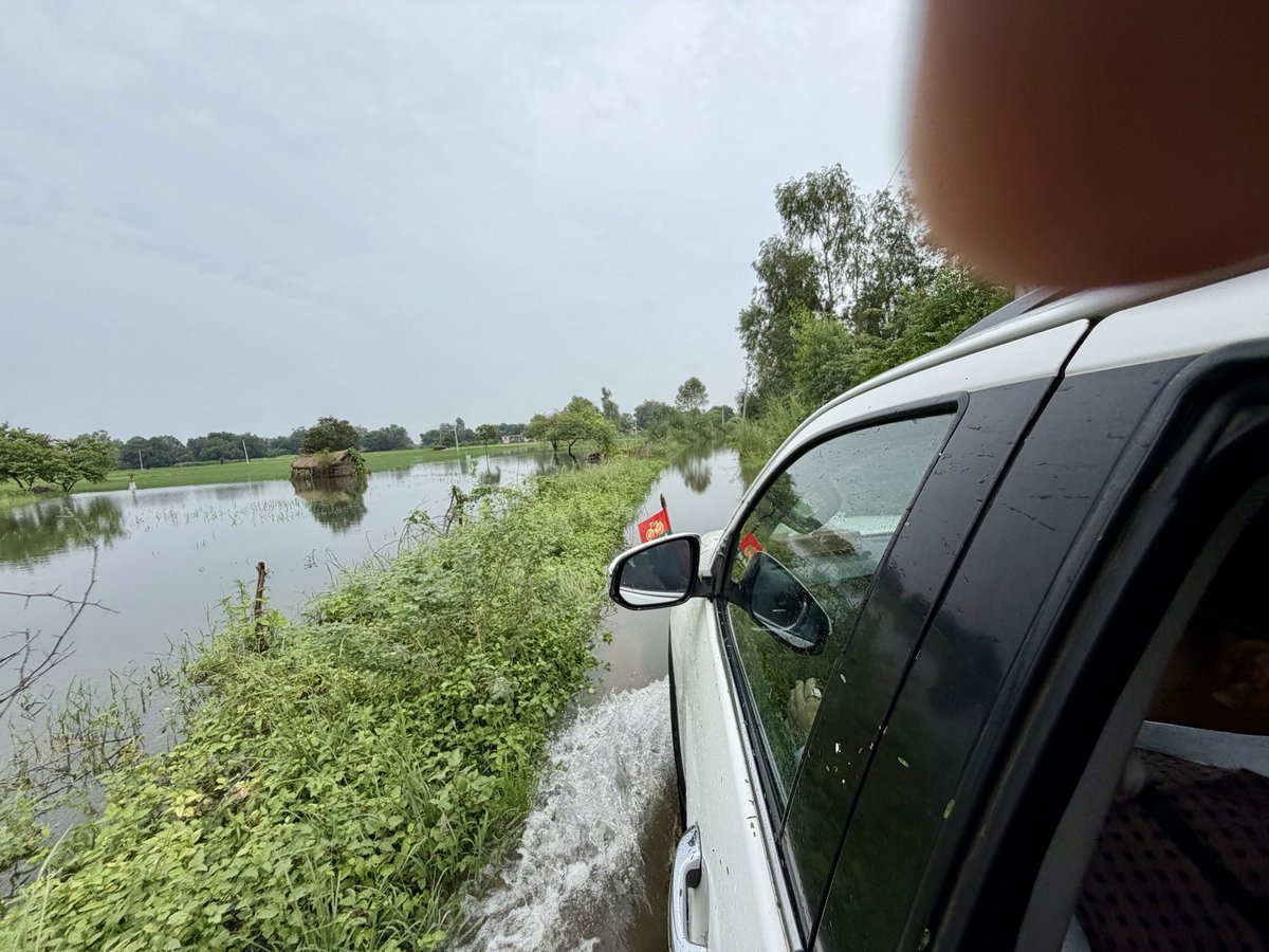 AnkitParihar9's tweet photo. परिवार क्षेत्र भगवंतनगर के अंतर्गत कटरी क्षेत्र के दर्जनों गांव जलभराव की गंभीर समस्या से ज���झ रहे हैं। आम जनजीवन प्रभावित है और खेतों में खड़ी फसलें खराब होने से किसानों की चिंताएं बढ़ रही हैं।

प्रभावित गांवों में पहुंचकर अपने परिवारजनों से उनकी परेशानी और दुख-दर्द जाना। हालात को अपनी आंखों से देखा और प्रशासनिक अधिकारियों से संपर्क कर उन्हें पूरी स्थिति से अवगत कराया। ��्रभावित परिवारों को हरसंभव सहायता मिले, इसके लिए प्रयास शुरू कर दिए हैं।

इसी बीच ग्राम छुलिहा में दीवार गिरने से स्व. रघुवीर रावत जी एवं उनके युवा पौत्र के दुखद निधन की सूचना ने मन को भीतर तक झकझोर दिया। शोकाकुल परिवारजनों के बीच पहुंचकर उनके दुःख में सहभागी बना।

एक परिवार का अपने दो अपनों को इस तरह असमय खो देना शब्दों से परे पीड़ा है। ईश्वर दिवंगत आत्माओं को शांति दें और परिवार को यह दुःख सहने की शक्ति प्रदान करें।

मेरे लिए 166–भगवंतनगर का हर परिवार अपना परिवार है। सुख में साथ होना और संकट की घड़ी में अपने लोगों के बीच खड़ा रहना ही एक परिवार के सदस्य के रूप में मेरी जिम्मेदारी है।

#166भगवंतनगर #अंकित_परिहार #समाजवादीपार्टी