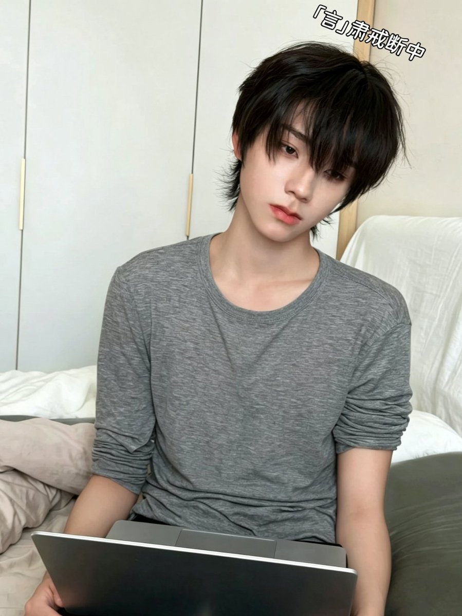 wljmzcccc's tweet photo. 好好穿衣服！ https://t.co/xuG94gIQ8c
