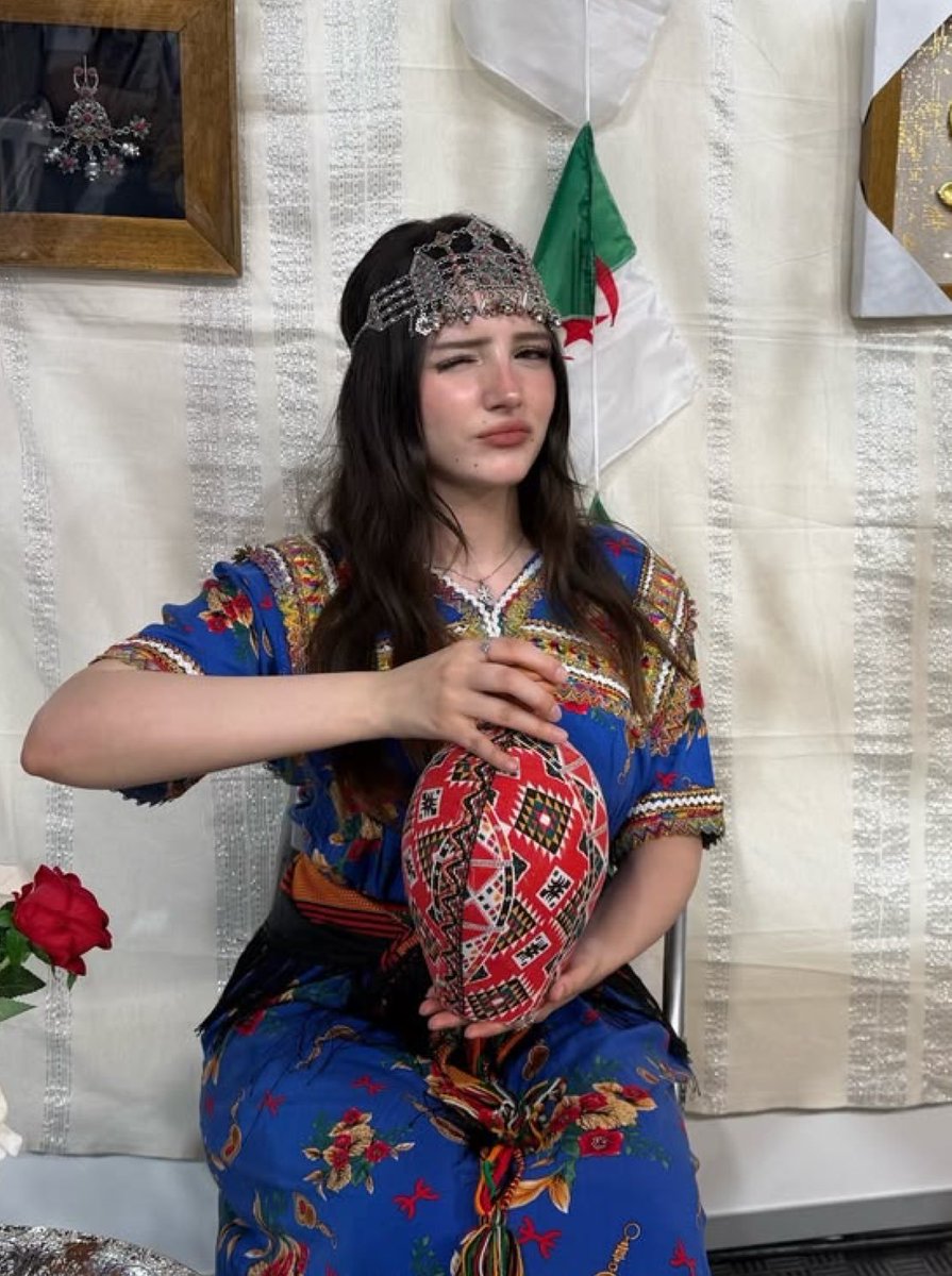 ArchVisionW's tweet photo. Algerian girl wearing traditional attire 🇩🇿✨ https://t.co/xyRfFqcUlM