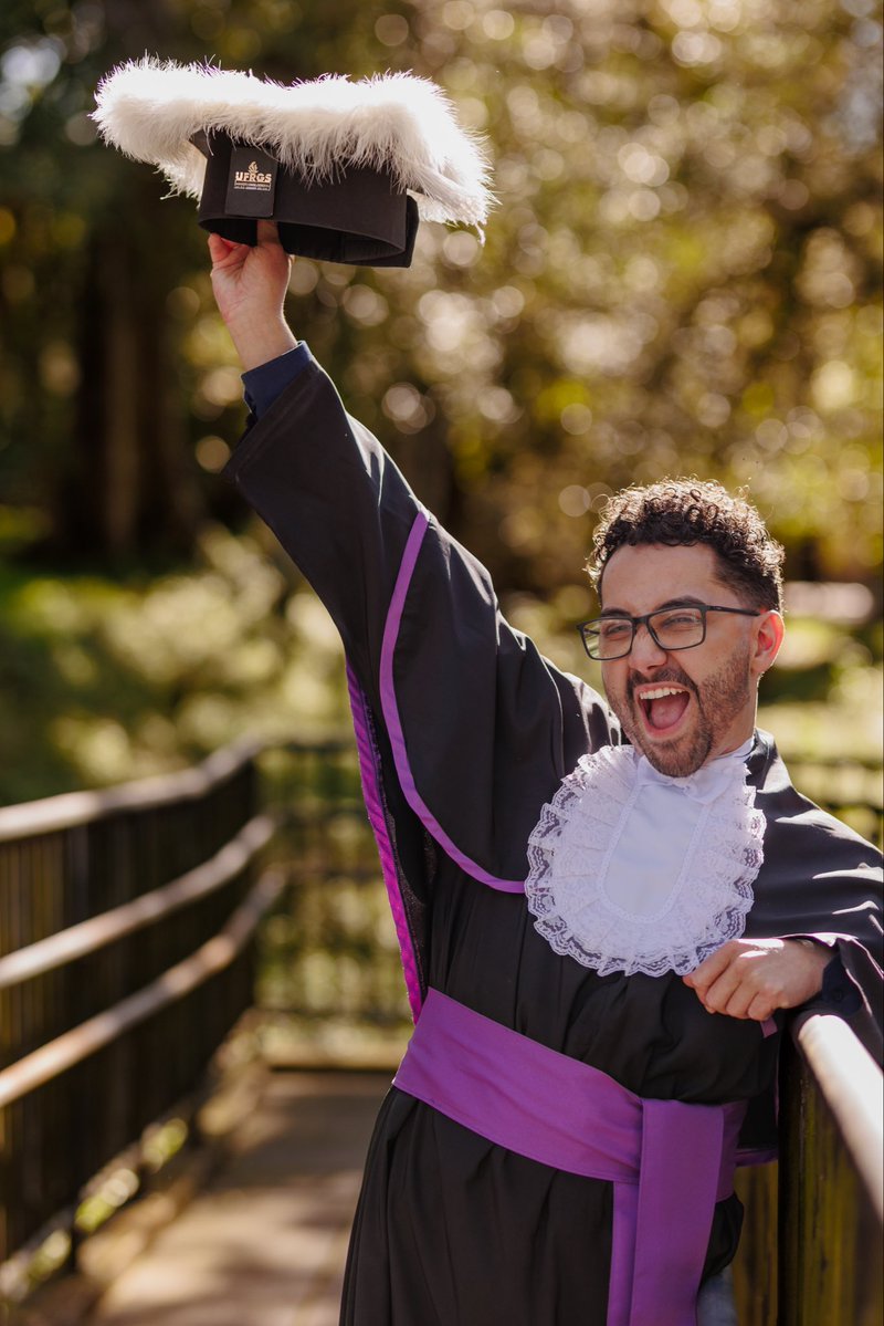 fernando_snunes's tweet photo. Uma década sem usar esse rede e vim aqui postar as fotos que mais gostei do ensaio. É isso, vou me formar em uma das melhores do Brasil. Valeu, titia UFRGS! 🥹💜🎓 2020 foi há pouco tempo. https://t.co/ToYm9YfNLt