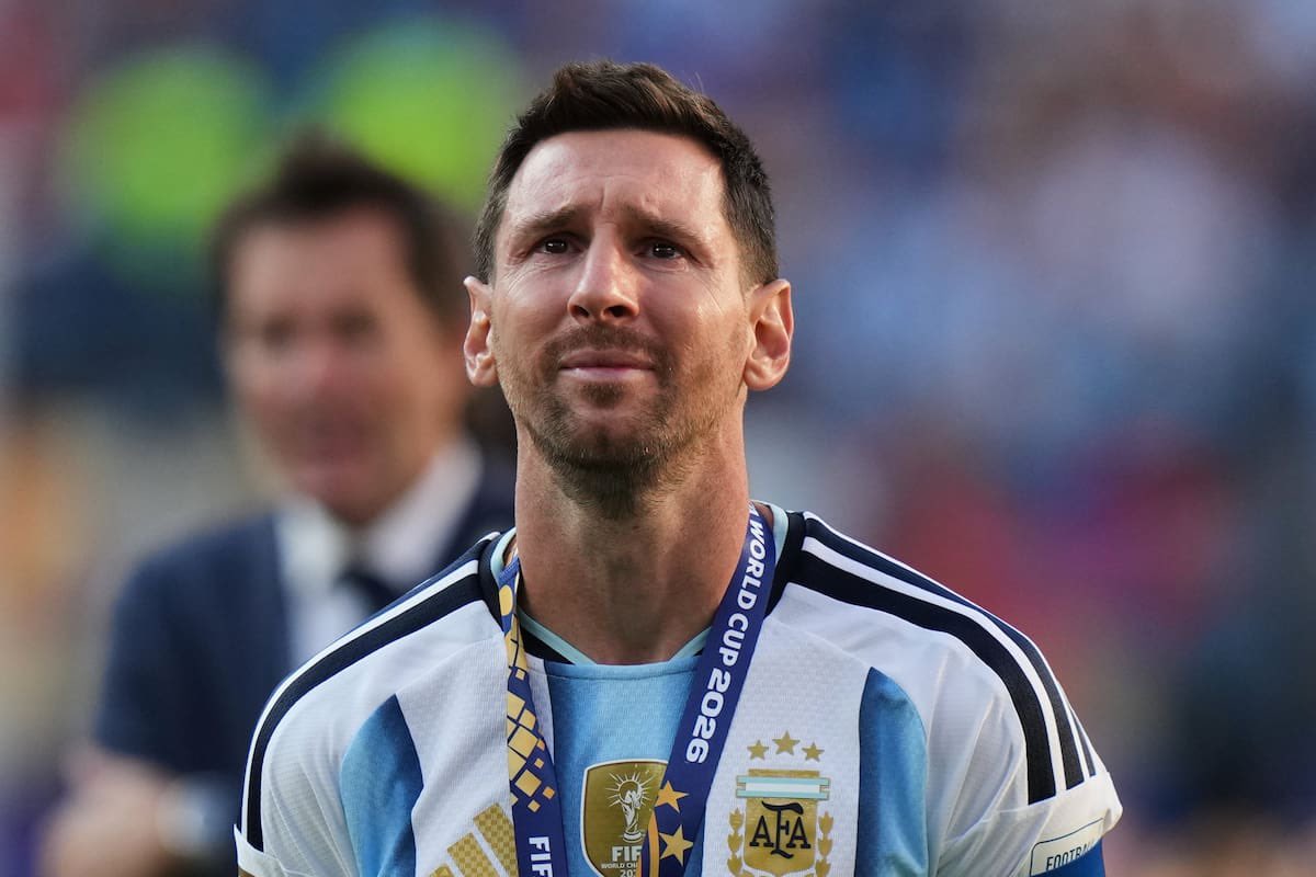 Tomidiazcueto's tweet photo. Gracias Messi. Gracias capitán. Sos único e irrepetible y tuve la dicha de ser contemporáneo tuyo. Todo un lujo.

Sinceramente quería verte una ultima vez en la Copa America, una apilada más de las que tanto nos encandilaste, pero llegaste hasta aca. Un pibe de 39 años que el tiempo parece no pasar pero finalmente el momento llegó.

Emocionaste durante dos décadas a todos los argentinos y fuiste de las pocas, sino la unica alegría, en un país sumergido en la runfla politica, pobreza y desazón.

Desde que levantaste la Copa, todo cambió de color. Y aunque durante años te bastardearon, vos seguías adelante con tu don interplanetario, fuera de serie.

No pudieron apagarte y el final es solo dolor. Gracias por ser lo que fuiste, lo que sos y estoy seguro, serás también en el futuro. La vida sigue y estoy seguro que te volverás a cruzar con la selección. Ya sea desde el banco o alentando a tu pichón. Y sí… todos esperamos tu nueva generación.

Bancaste la parada cuando se te agredió. Desde periodistas y toda una población. Ingratos. Hasta hace poco te decían desclasado y capitán de los cipayos. Seguramente ellos festejen por dentro y te rindan pleitesía en televisión. Olvídate de esos olfas, por que a vos te ama todo el mundo y toda tu nación.

Gracias Messi, te amamos, de corazón.