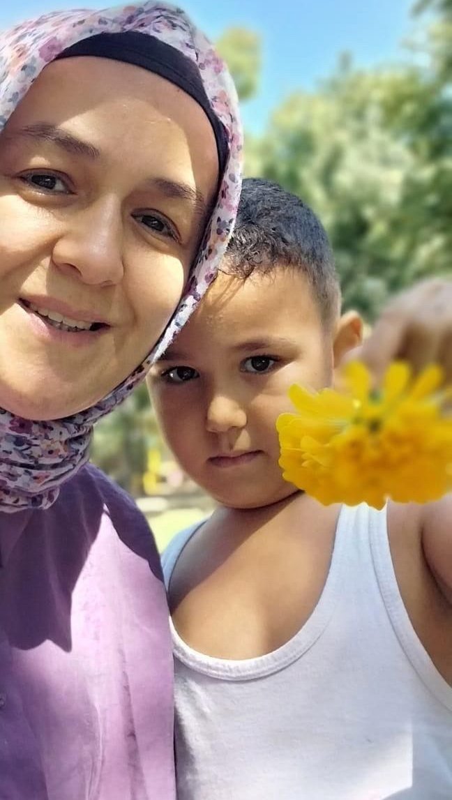 Hapsedilenlr's tweet photo. 4 yaşındaki Selman Tekin verem tedavisi görüyor.
Anne ve babası Melek ve Yusuf Tekin ise tutuklu.
Boynundaki yara büyüyor, acısı dinmiyor. Küçücük bir çocuk hem hastalıkla hem de anne-baba hasretiyle mücadele ediyor.

#KHKlarİptalEdilirse
#AGS50BinŞart $CHUMP
#WeHaveAVibe https://t.co/ZJXXRrhGBC