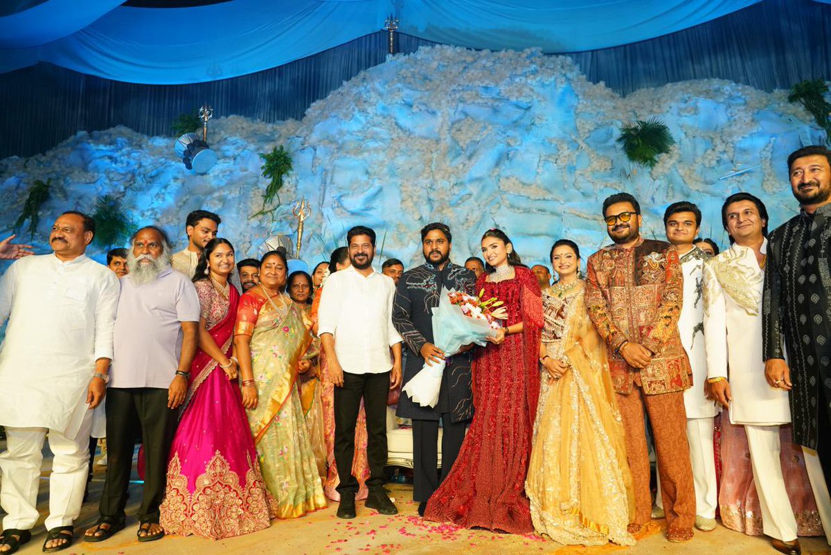ImJaggaReddy's tweet photo. తెలంగాణ ముఖ్యమంత్రి శ్రీ ఎ. రేవంత్ రెడ్డి గారు హైదరాబాద్ ఫైనాన్షియల్ డిస్ట్రిక్ట్‌లోని ఇవంతారా కన్వెన్షన్ సెంటర్‌లో జగ్గారెడ్డి గారి కుమారుడు భరత్ సాయిరెడ్డి ఎంగేజ్‌మెంట్ వేడుకకు హాజ‌రై కాబోయే వధూవరులను ఆశీర్వదించారు…

#Jaggareddy #CMRevanthReddy #BharathaSaiReddyPalakPatel https://t.co/yc4jZ93RR0