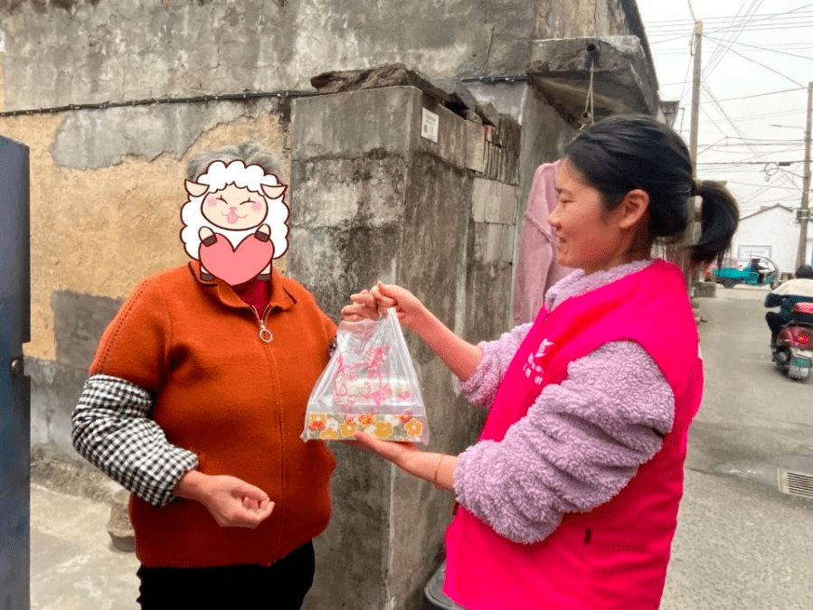 SadiePearld7's tweet photo. Hoy ayudé a una anciana a cargar sus compras, me sonrió y me dio un chocolate pequeo; pequeos gestos hacen grandes diferencias. https://t.co/QCiWaYUt80