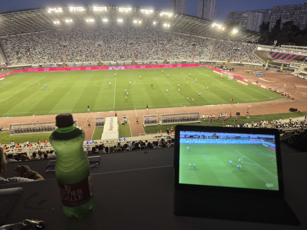 bernardjurisic's tweet photo. Da i ja doživim da Hajduk na 2:0 čitavo poluvrijeme drži protivnika u pressingu na njegovih 30 metara i ne da mu iz njih izaći.

28 udaraca prema golu. https://t.co/R5UUWUEJ88
