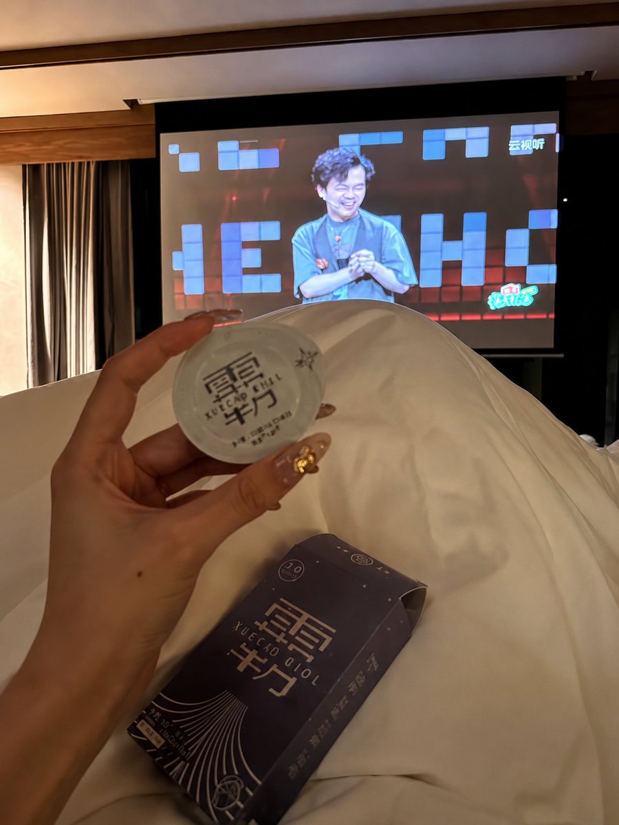 T98_Mt's tweet photo. 玩推追求的是什么？
大概就是现实里的克制，和内心的不安分。
喜欢这种反差，也贪恋一点背德的刺激。 https://t.co/e21Bw9yYm7
