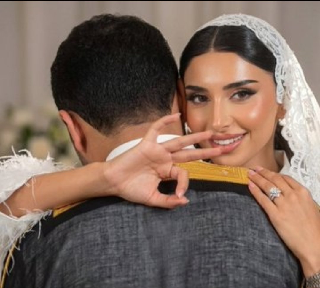 jojenop552's tweet photo. ليه كل وحده تتزوج تسوي هالحركه؟ انتم فاهمين سرها ولا وش السالفه! https://t.co/VsOzawpyvb