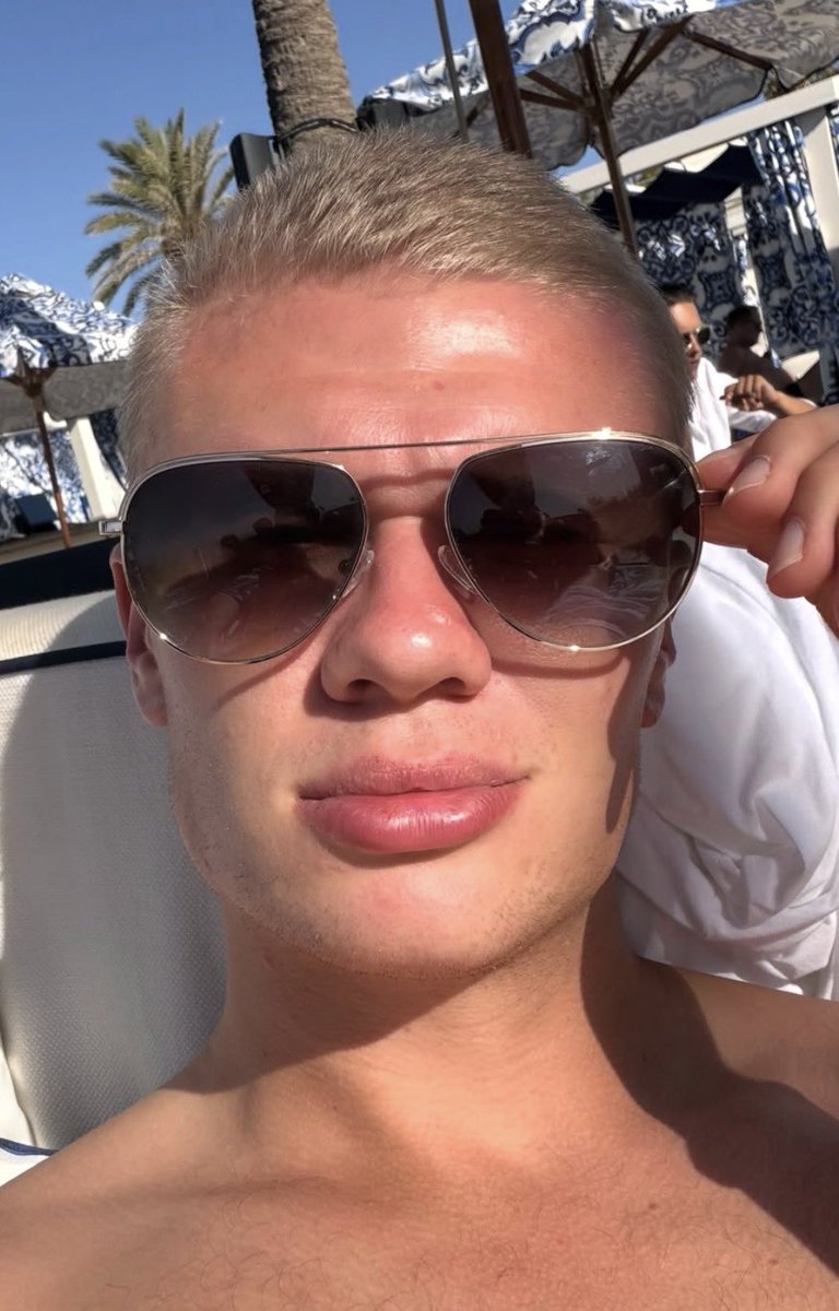 haalingham_'s tweet photo. the reflection of his body in the glasses 🤤 https://t.co/1LQ2WOeyrO