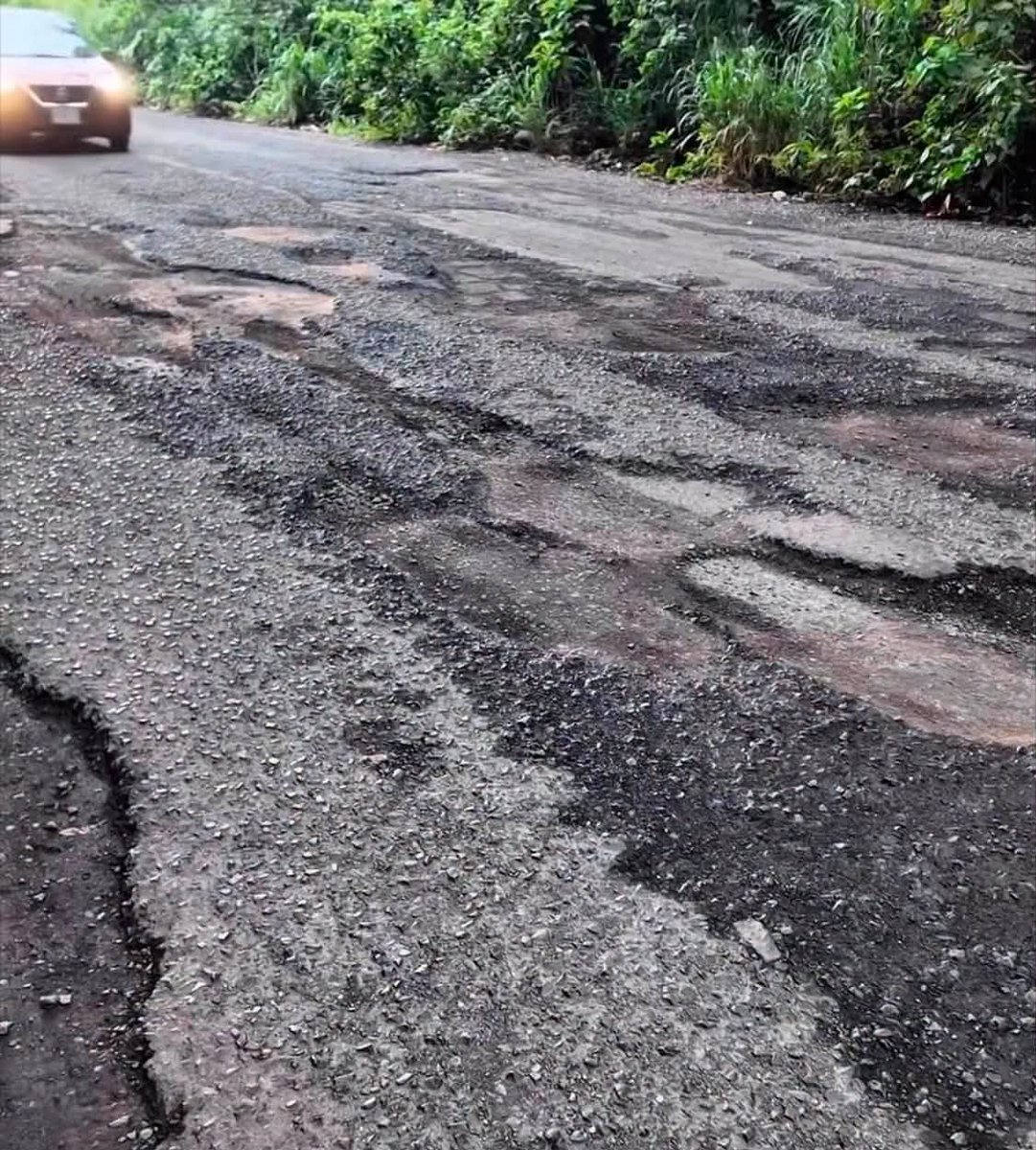 lulu_reportera's tweet photo. Así está la carretera federal 180 en el tramo Catemaco-Hueyapan de Ocampo. 
"Enormes baches obligan a automovilistas y transportistas a frenar de golpe, cambiarse de carril o realizar peligrosas maniobras para intentar no caer en ellos.
Y lo peor llega cuando oscurece o llueve: los hoyancos prácticamente desaparecen bajo el agua y el conductor se enfrenta a ellos cuando ya es demasiado tarde".
Fuente: Alvarado Noticias