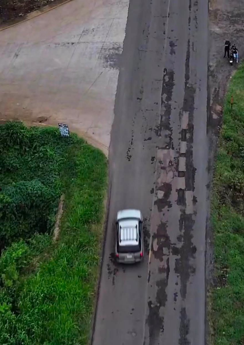 lulu_reportera's tweet photo. Así está la carretera federal 180 en el tramo Catemaco-Hueyapan de Ocampo. 
"Enormes baches obligan a automovilistas y transportistas a frenar de golpe, cambiarse de carril o realizar peligrosas maniobras para intentar no caer en ellos.
Y lo peor llega cuando oscurece o llueve: los hoyancos prácticamente desaparecen bajo el agua y el conductor se enfrenta a ellos cuando ya es demasiado tarde".
Fuente: Alvarado Noticias