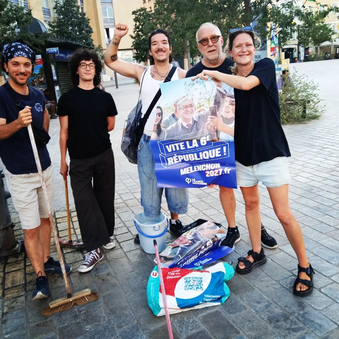 vicdiethelm's tweet photo. Double parcours de collage pour la rentrée ce soir autour de Castellane.

Avec @jlmelenchon, nous allons gagner la présidentielle et changer la vie. https://t.co/wsWBYOUxTg