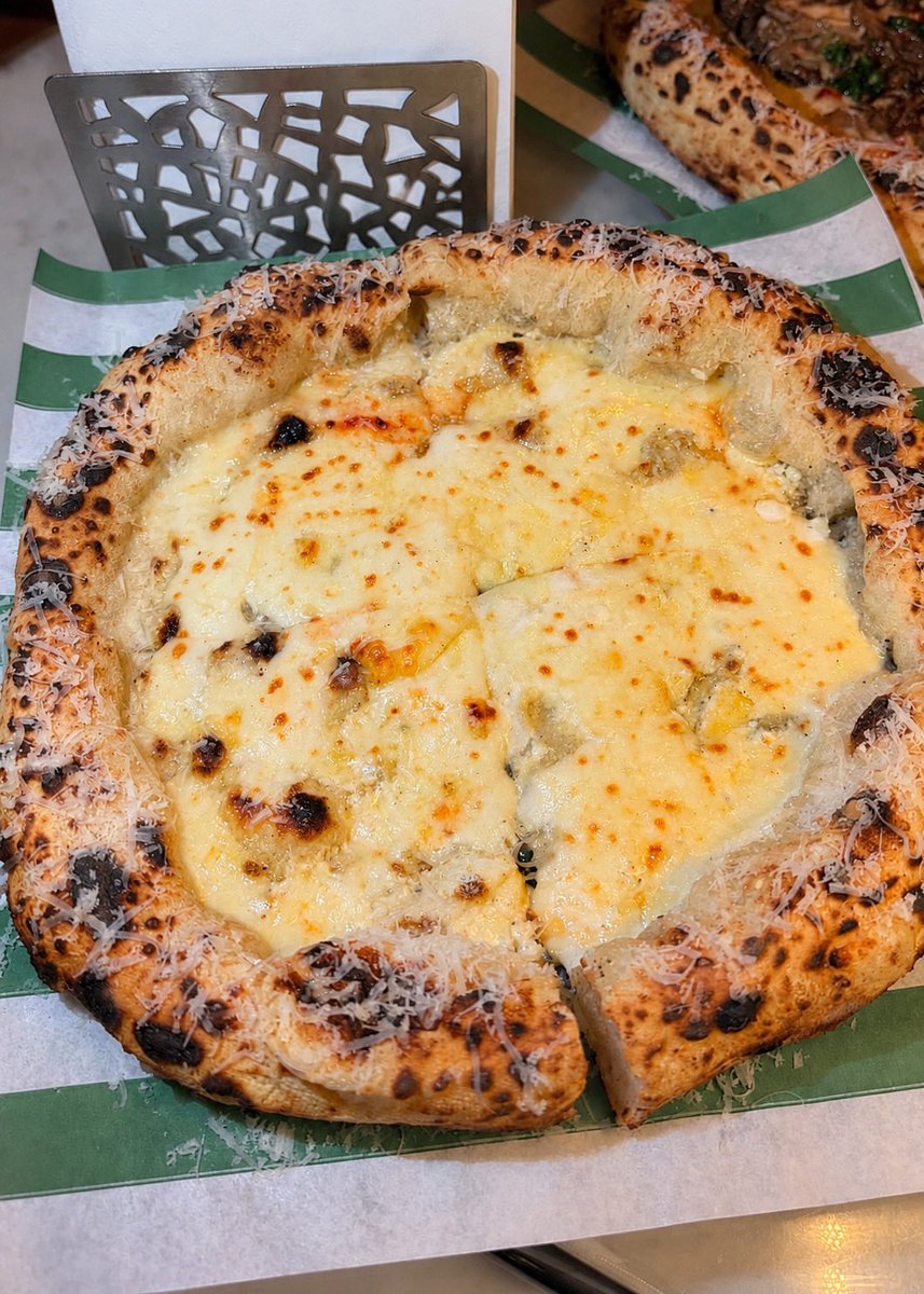 joaanryd's tweet photo. جست اوڤن | Just oven

البيتزات عندهم احجامهم صغيرة نوعا ما و
اكثر طلب عندهم البيتزا النابوليه بالبريسكت 🇮🇹 

الموقع 📍 حي المروج شارع اللاذقية https://t.co/N7z0hDB13E