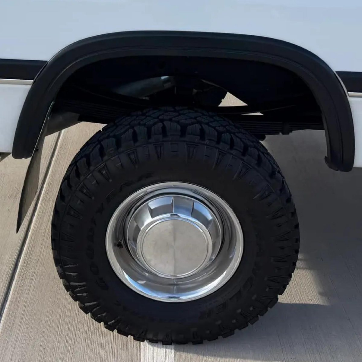 Bringatrailer's tweet photo. This 1993 Dodge Power Ram W250 Club Cab 4×4 pickup is powered by a 5.9-liter Cummins turbodiesel inline-six linked with an NV4500 five-speed manual transmission, a dual-range transfer case, and a limited-slip rear differential. The truck is finished in Bright White over Charcoal cloth. Showing 66k miles, it's listed now on BaT!

https://t.co/a0DBEDsk0f