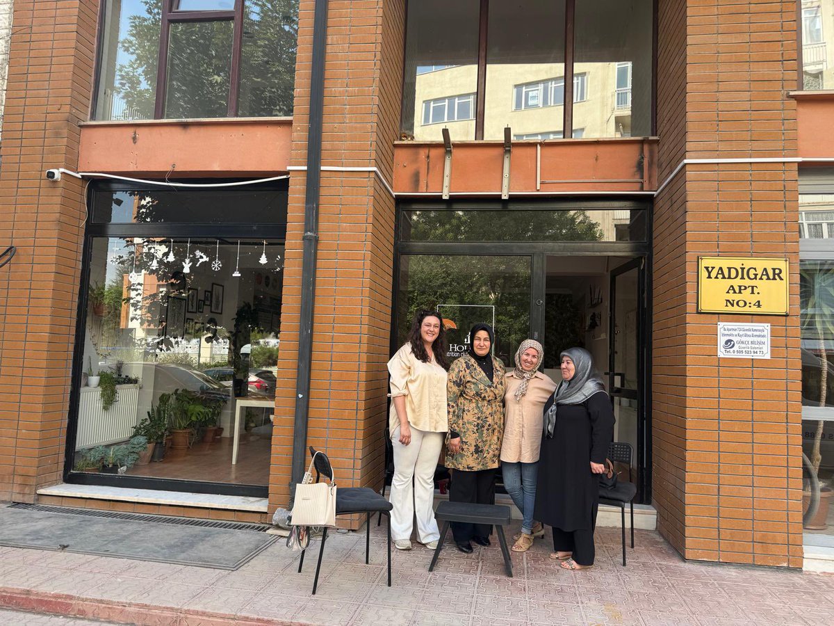 AkadinEskisehir's tweet photo. 🇹🇷 Esnafımızın duası, şehrimizin gücü!

AK Parti Eskişehir İl Kadın Kolları Başkanımız Feriha Ertorun, Eskişehir’imizin kıymetli esnaflarını ziyaret ederek bereketli kazançlar diledi; esnafımızın talep, öneri ve beklentilerini yerinde dinledi.

Biz siyaseti sadece meydanlarda değil, sokağın içinde, esnafımızın yanında, hemşehrilerimizin gönlünde yapıyoruz.

Her kapıyı samimiyetle çalıyor, her gönle dokunuyor, Eskişehir için durmadan, yorulmadan çalışıyoruz.

💪 Güçlü teşkilat, güçlü Eskişehir!
🤝 Esnafımızla el ele, gönül gönüle…

#AKKadınlarEskişehir #FerihaErtorun #AKPartiEskişehir #EsnafımızınYanındayız #GönülSiyaseti Eskişehir DurmakYokYolaDevam