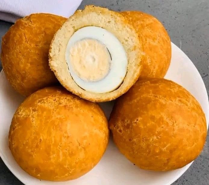 destinyclant's tweet photo. Egg roll or puff puff? Which is a better snack https://t.co/87gSHDljlN