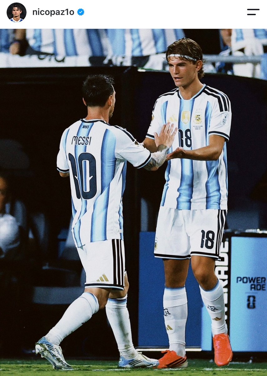 sudanalytics_'s tweet photo. ❤️🇦🇷 La carta de Nico Paz para Lionel Messi:

“Gracias Leo. Desde que tenía 4 años veía todos tus partidos junto a mi padre y hacíamos cálculos juntos para ver si me daba tiempo a jugar contigo, y DECÍAMOS QUE ERA IMPOSIBLE…

Pero gracias a dios pude cumplir mi sueño y compartir contigo tus últimos pasos en la selección.

Gracias por todo lo que has hecho por la selección, y por enseñarme a mí y a millones de personas a seguir luchando cuando las cosas no salen bien. Cuando millones de personas te putearon, y sin tener que demostrarle nada a nadie, decidiste seguir luchando y al final conseguiste lo que tanto te merecías.

Gracias por todo y a seguir disfrutando de lo que más te gusta, el fútbol, que nosotros seguiremos disfrutando viéndote”.