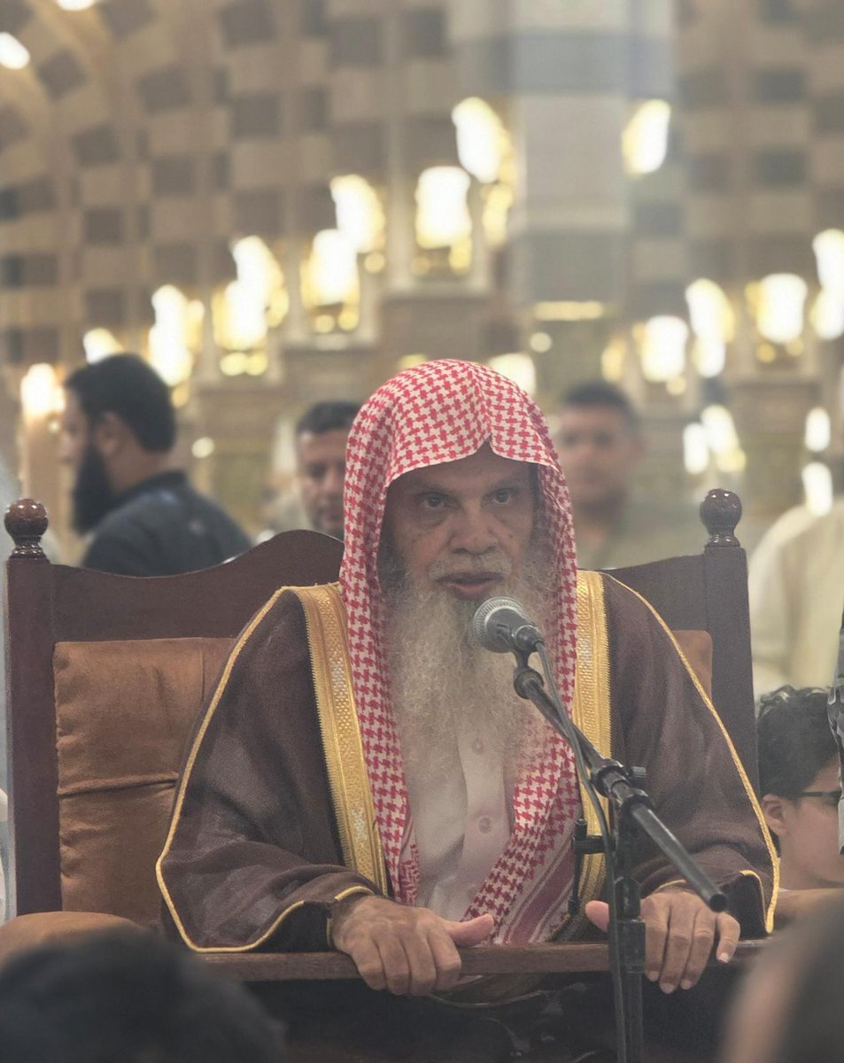 HaramainInfo's tweet photo. Sheikh Ali Al-Hudhaifi delivering dars at Masjid An-Nabawi ﷺ.

#HaramainInfo #Rabialawwal #1448H https://t.co/GYWvm473t6